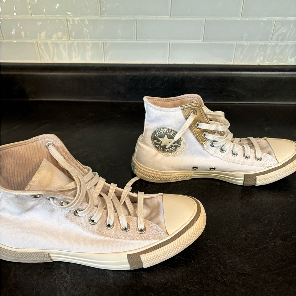 Woman’s Converse Chuck Taylor’s 9.5